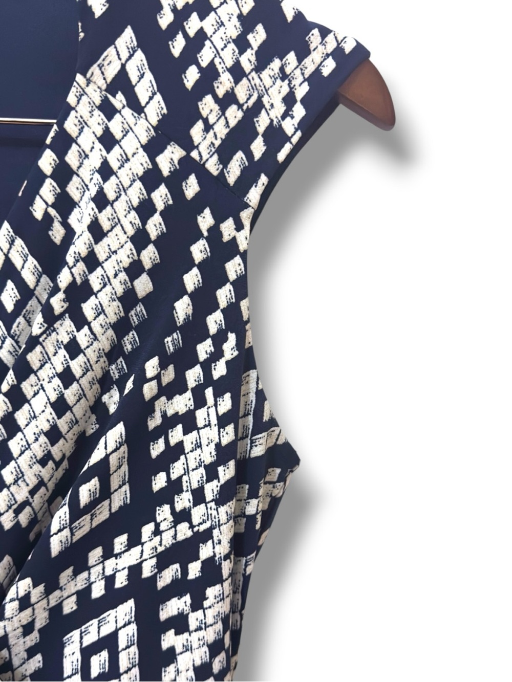 Enfocus Studio |NWOT Navy Ivory Geometric V-Neck Printed Fit Flare Dress (6) - Picture 5 of 11